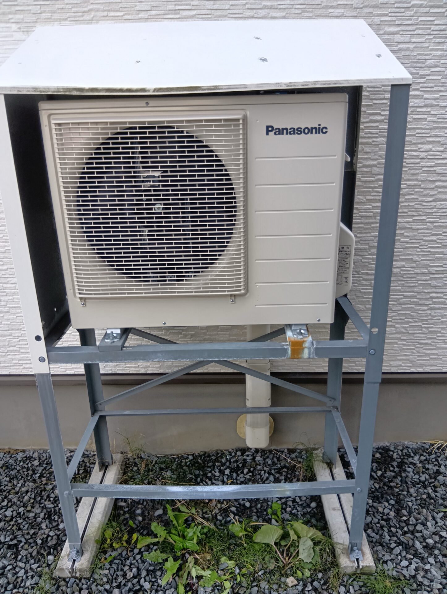 旭川市のエコキュート交換工事 施工後の屋外ヒートポンプユニット