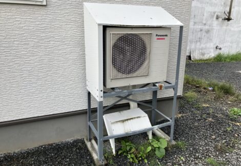 旭川市のエコキュート交換工事 施工前の屋外ヒートポンプユニット