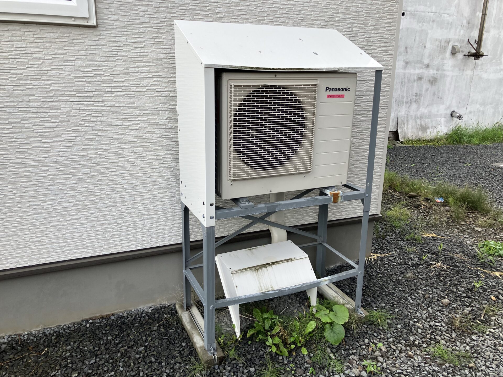 旭川市のエコキュート交換工事 施工前の屋外ヒートポンプユニット