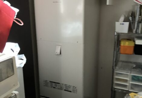 旭川市のエコキュート交換工事 施工前の屋内貯湯タンク