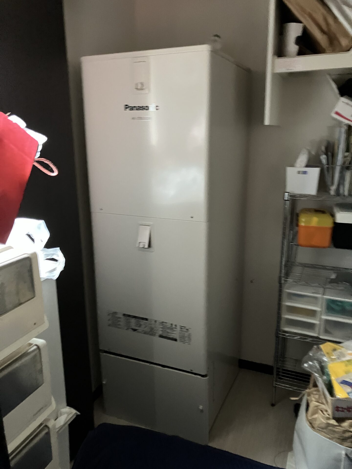 旭川市のエコキュート交換工事 施工前の屋内貯湯タンク